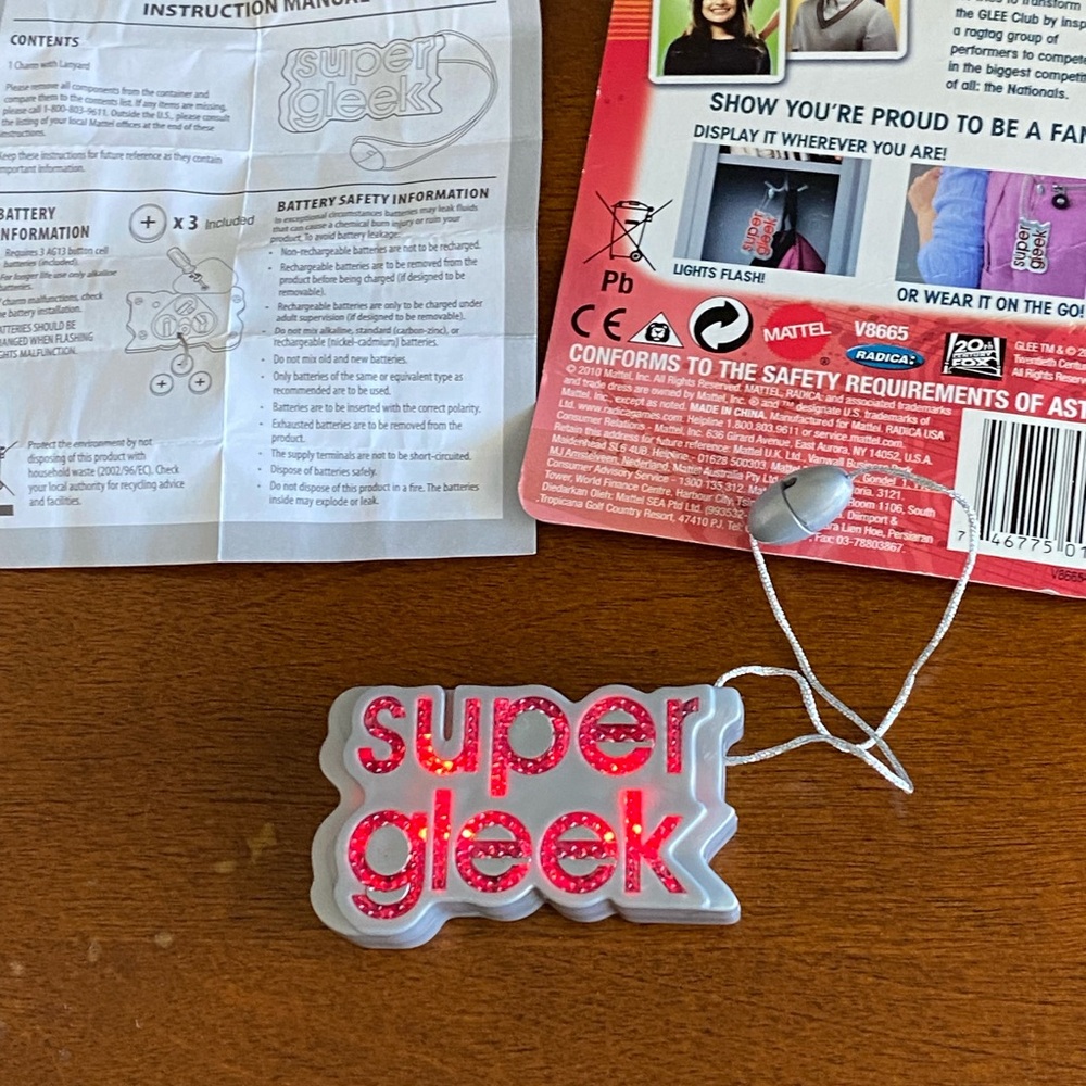TV series Glee Flasing Super Gleek charm.  Ages 12+.  From 2010 TV Series Glee. - Picture 6 of 12